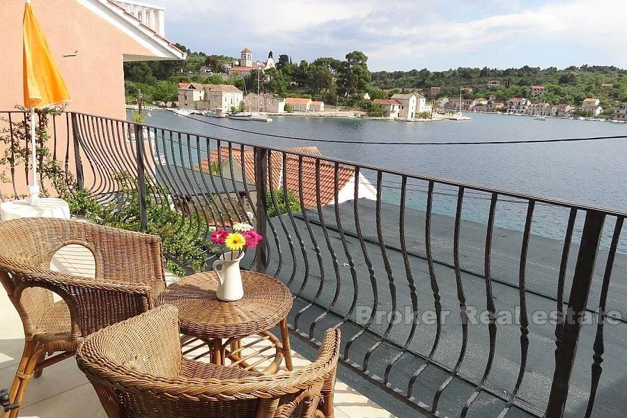 Casa ristrutturata in riva al mare, in vendita
