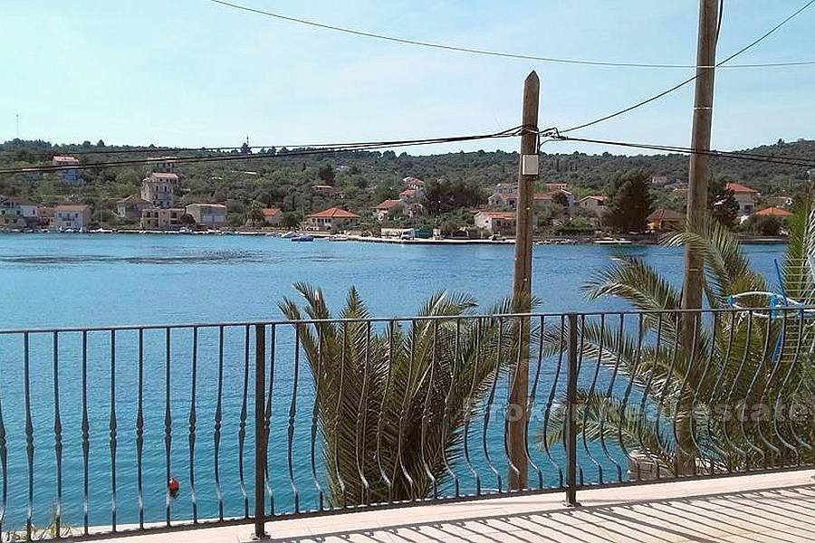 Casa ristrutturata in riva al mare, in vendita