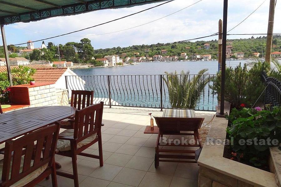 Maison rénovée au bord de la mer, à vendre