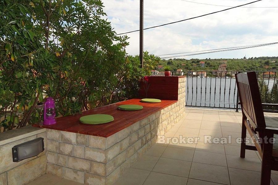 Maison rénovée au bord de la mer, à vendre