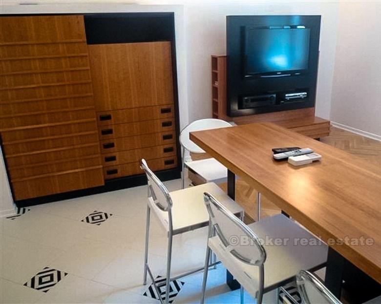 Appartement entièrement rénové d'une chambre, à louer