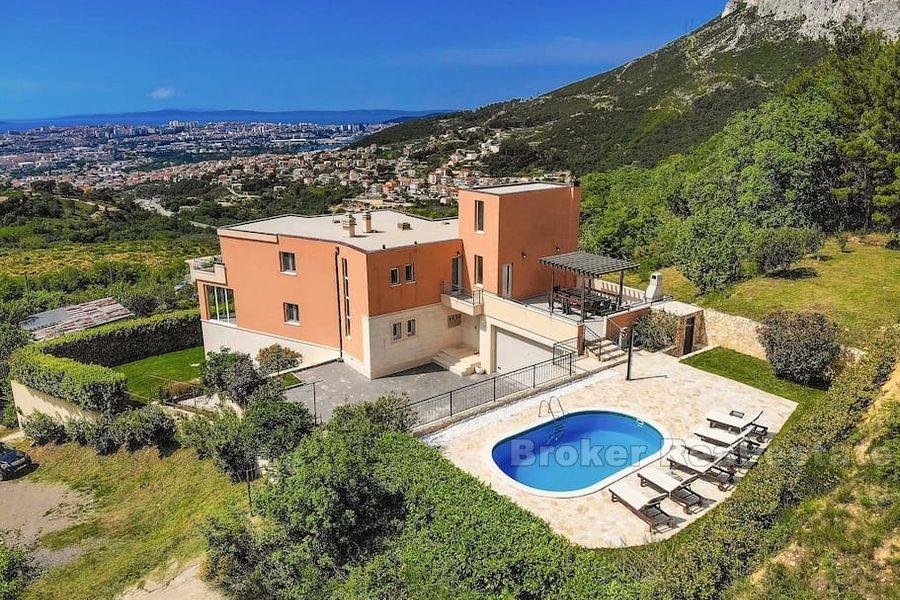 Luxury villa with magnificent views of the city