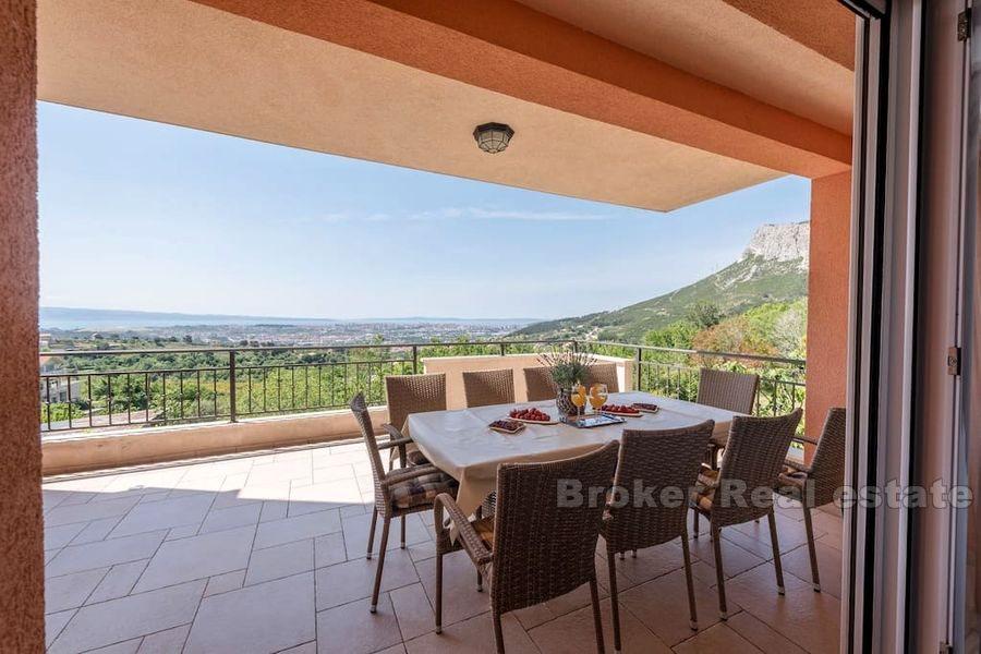 Luxury villa with magnificent views of the city