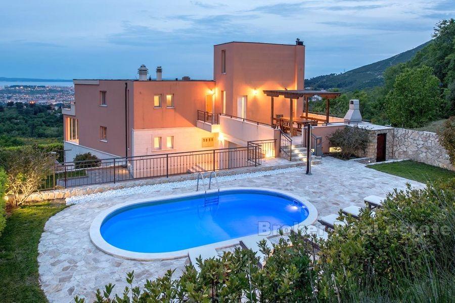 Luxury villa with magnificent views of the city