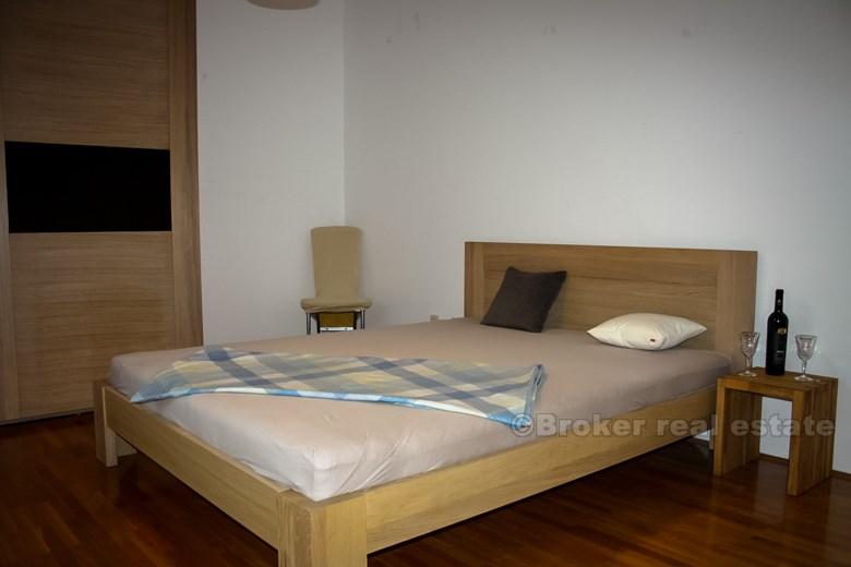 Beautiful apartment overlloking the sea, for rent