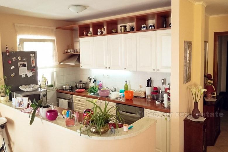 Lägenhet i ett lugnt område, 140 kvm