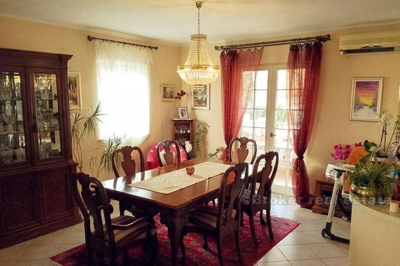 Lägenhet i ett lugnt område, 140 kvm