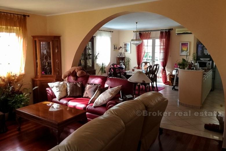 Lägenhet i ett lugnt område, 140 kvm