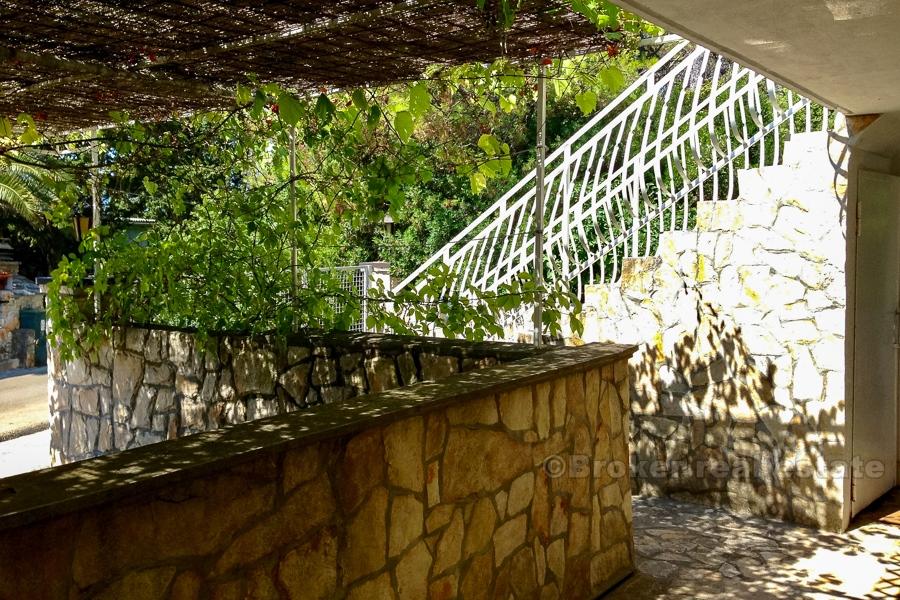 Casa indipendente con vista sul mare, in vendita