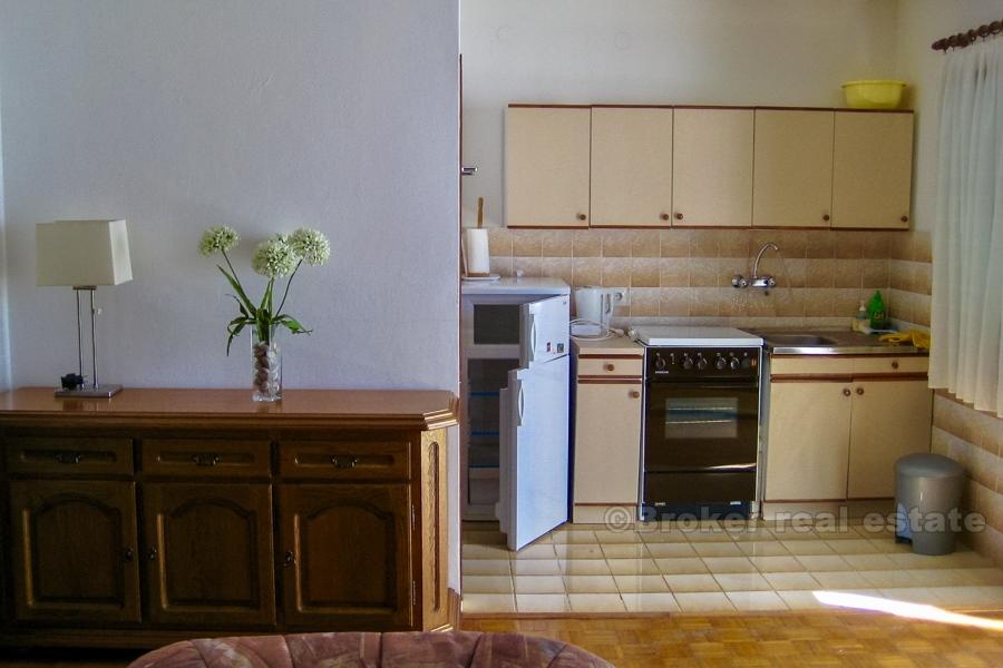 Casa indipendente con vista sul mare, in vendita