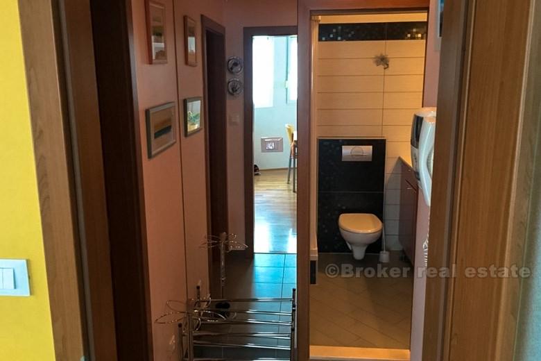 Ett sovrum i en ny byggnad, till salu