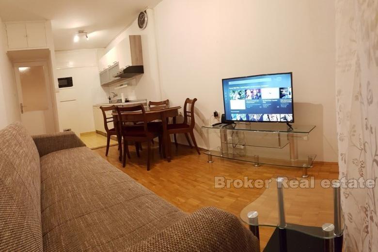 Bekväm lägenhet med två sovrum på bottenvåningen