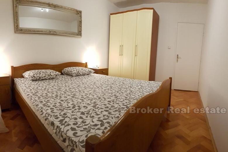 Komforan dvosoban stan u prizemlju