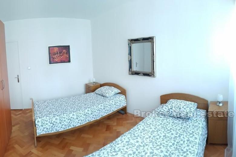 Appartement confortable de deux chambres au rez-de-chaussée