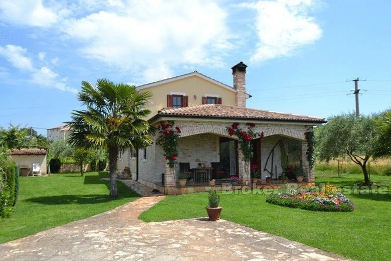 Hus med 4 leiligheter, 2. rad til sjøen