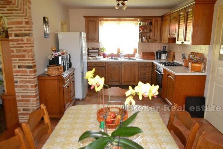 Hus med 4 leiligheter, 2. rad til sjøen