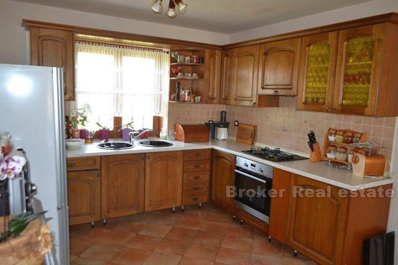 Hus med 4 leiligheter, 2. rad til sjøen