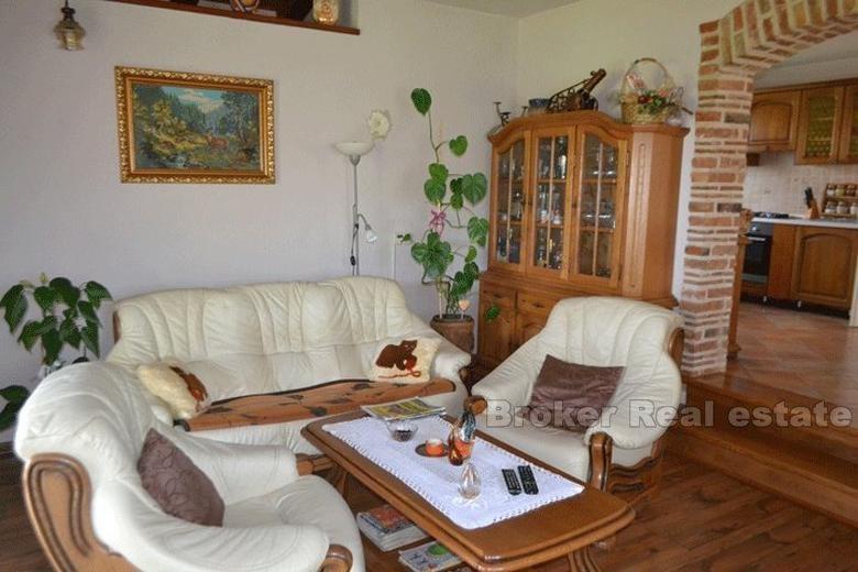 Hus med 4 leiligheter, 2. rad til sjøen