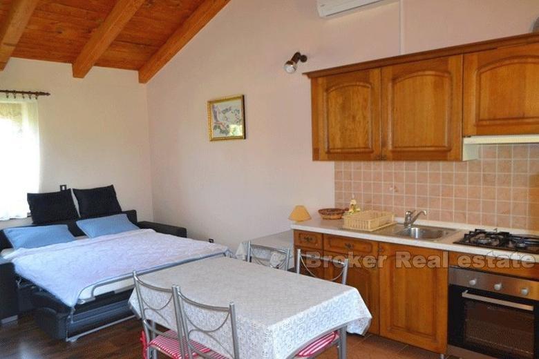 Hus med 4 leiligheter, 2. rad til sjøen