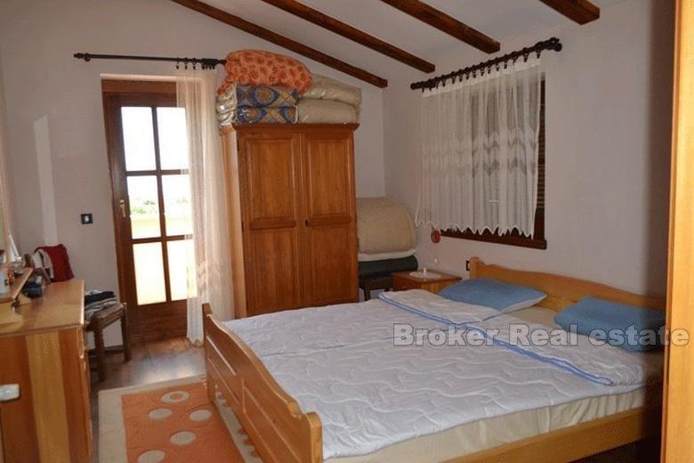 Hus med 4 leiligheter, 2. rad til sjøen