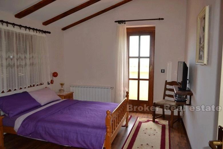 Hus med 4 leiligheter, 2. rad til sjøen