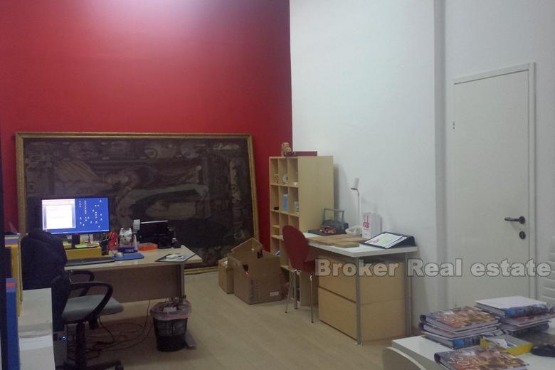 Espace commercial au rez-de-chaussée, à vendre