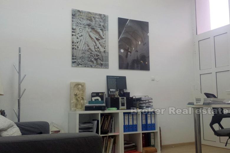 Spazio commerciale al pianterreno, in vendita