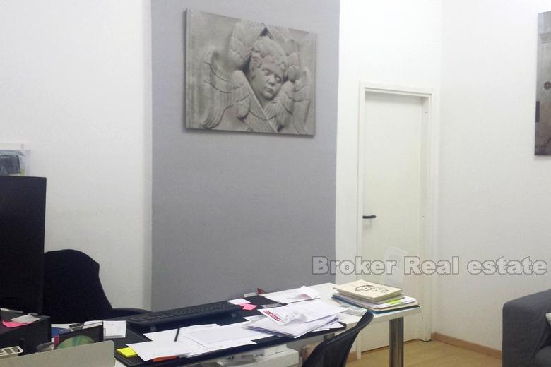 Poslovni prostor na Kmanu u prizemlju, na prodaju