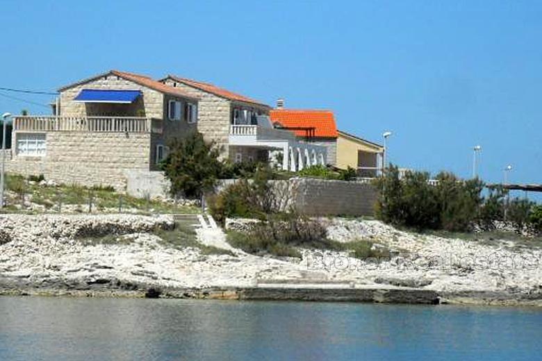 Vacker villa med öppen havsutsikt