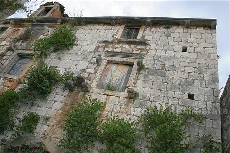 Maison en pierre en ruine, à vendre