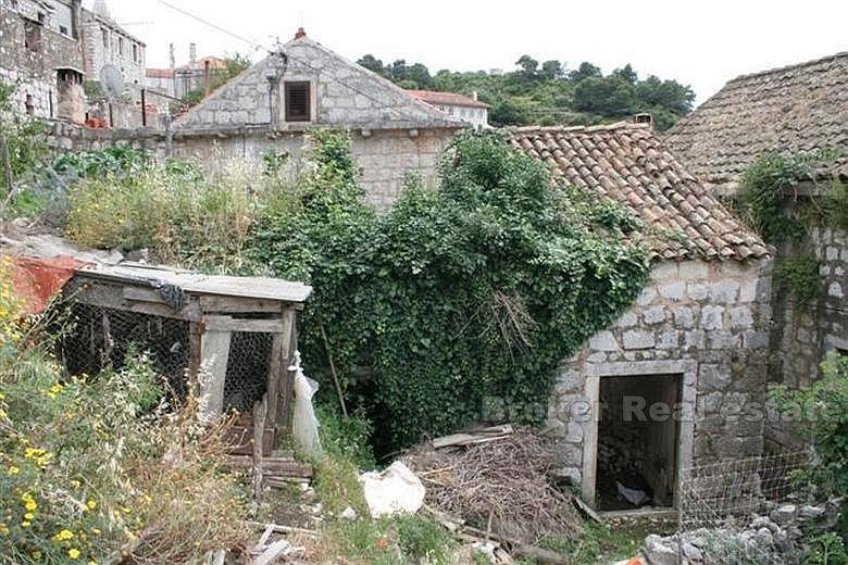 Ruined stone house, for sale