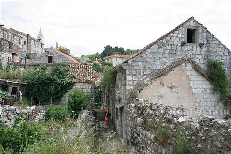 Ruined stone house, for sale