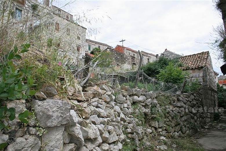 Ruined stone house, for sale