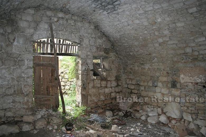 Ruined stone house, for sale