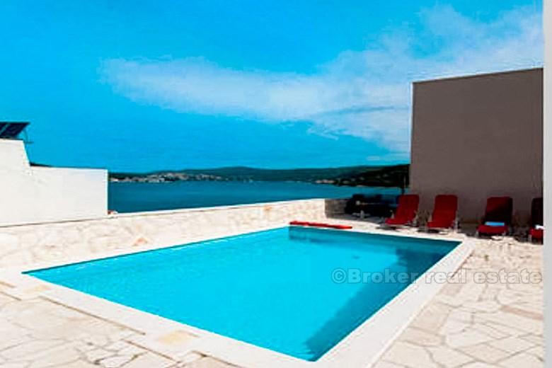 Nekretnina se sastoji od dvije kuće koje dijele parkiralište i bazen.