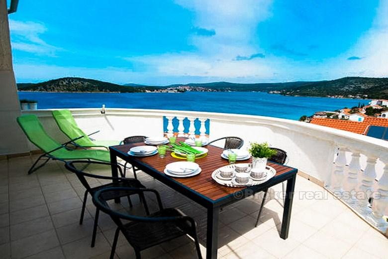 Nekretnina se sastoji od dvije kuće koje dijele parkiralište i bazen.