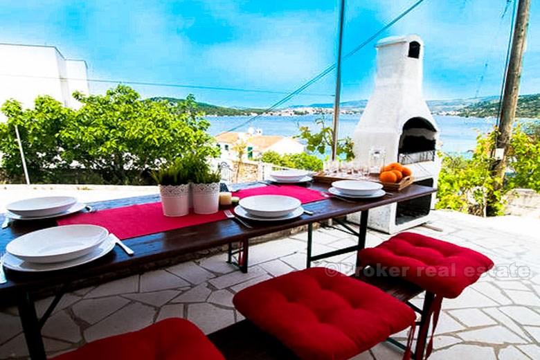 Objekt, který se skládá ze dvou domů, které sdílejí parkování a bazén.