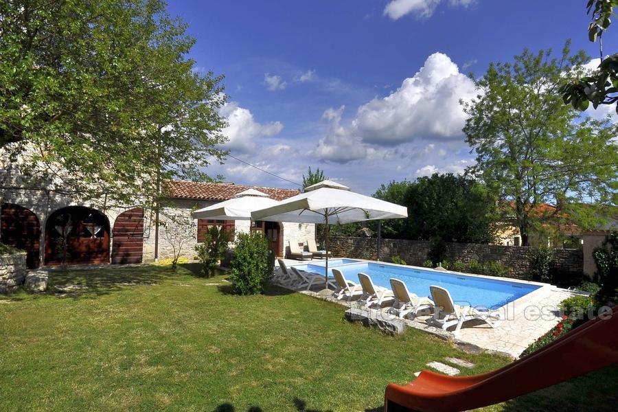 Ancienne villa en pierre de 1709. à vendre