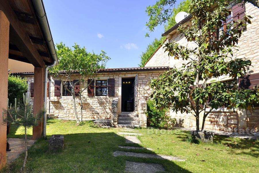 Ancienne villa en pierre de 1709. à vendre