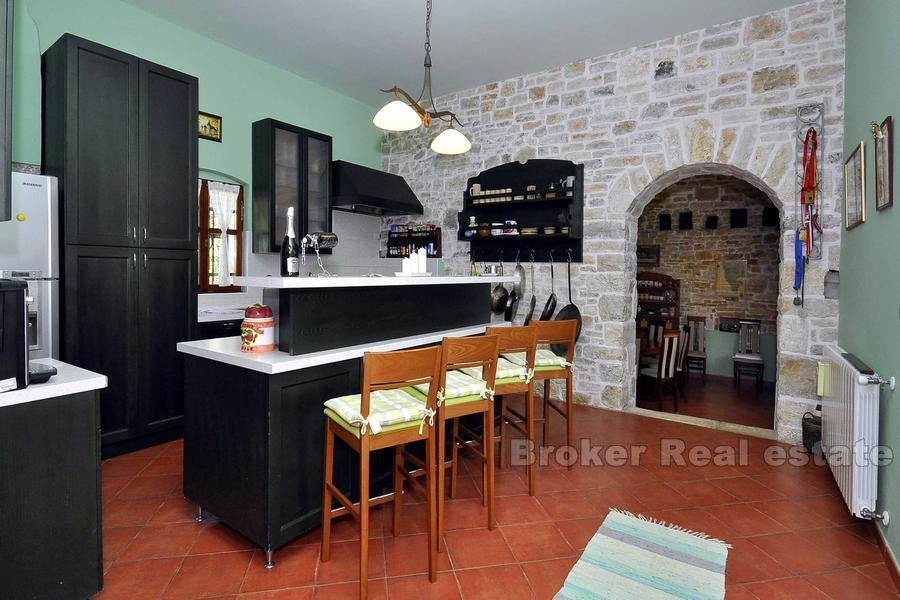 Ancienne villa en pierre de 1709. à vendre