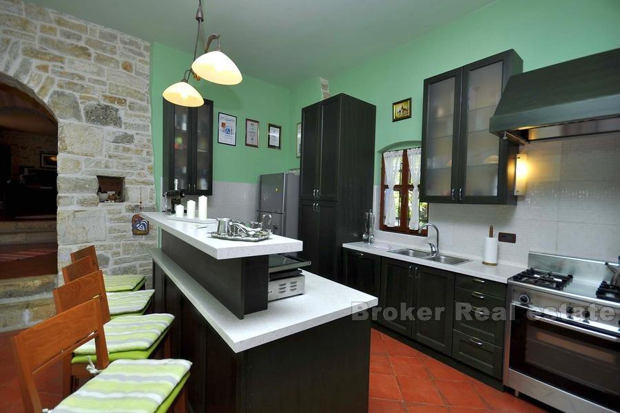 Stará kamenná vila z roku 1709. k prodeji