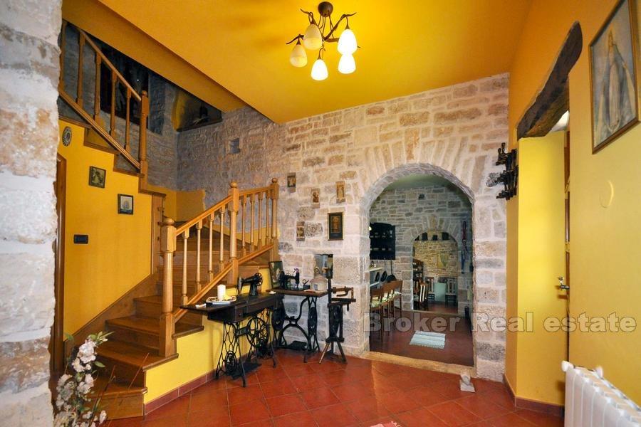 Ancienne villa en pierre de 1709. à vendre