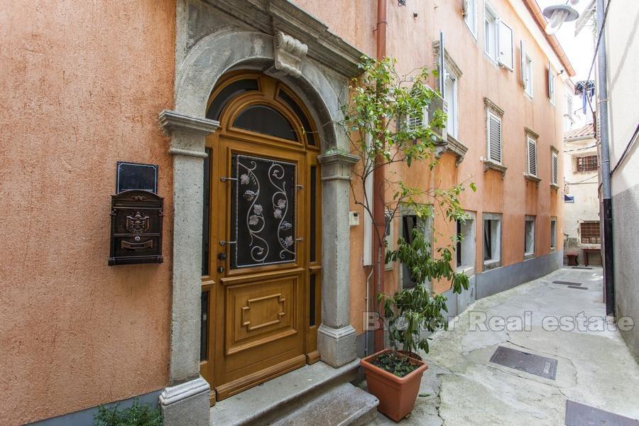 Dům v centru s restaurací, k prodeji