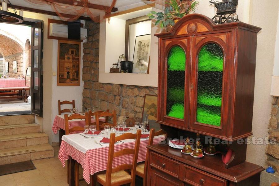 Dom w centrum z restauracją, na sprzedaż