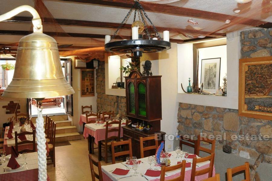 Dům v centru s restaurací, k prodeji