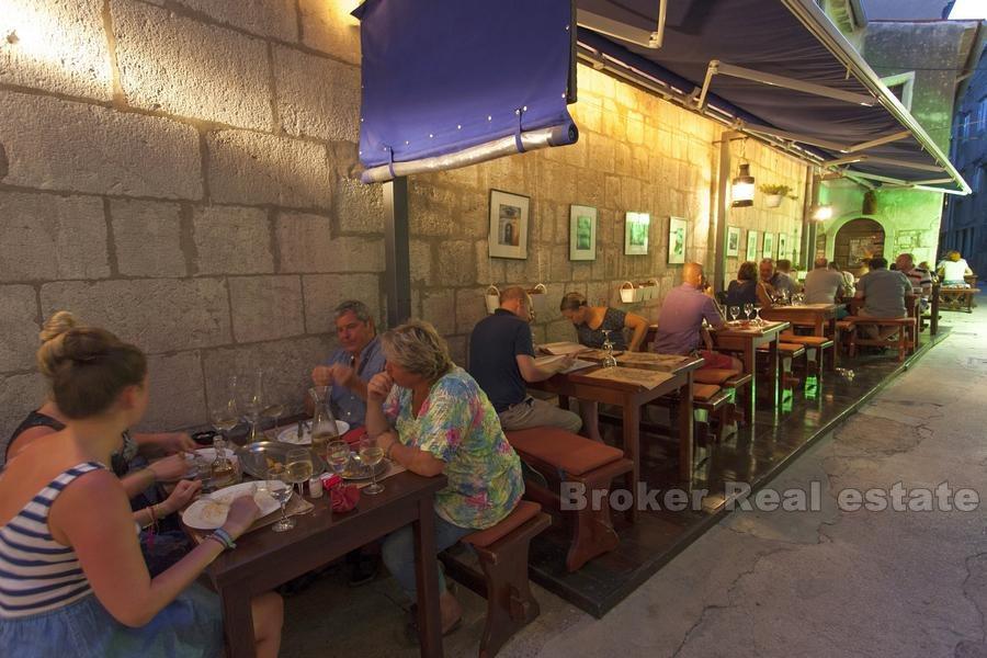 Dom w centrum z restauracją, na sprzedaż