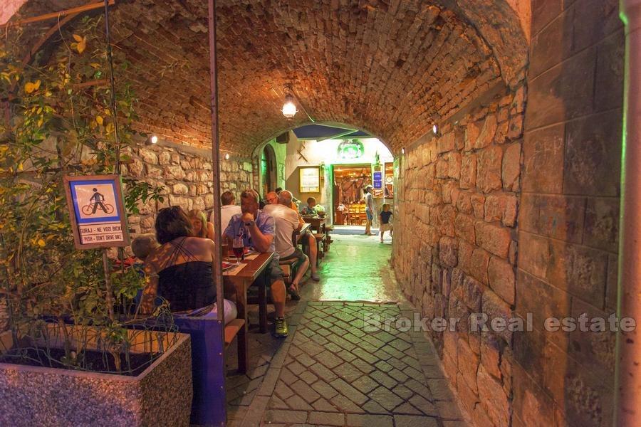 Dom w centrum z restauracją, na sprzedaż