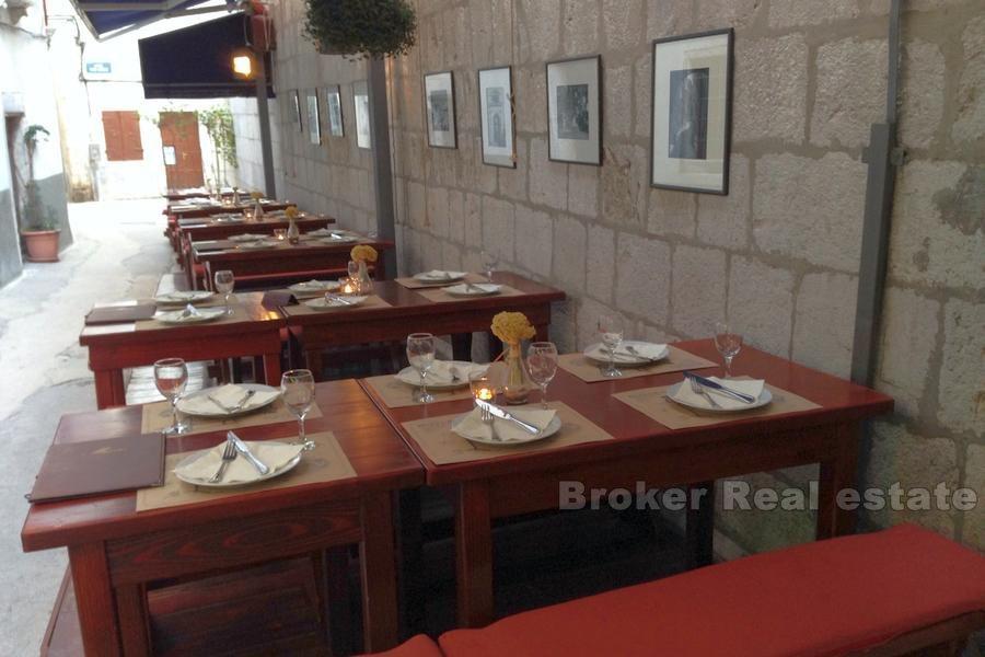 Dom w centrum z restauracją, na sprzedaż