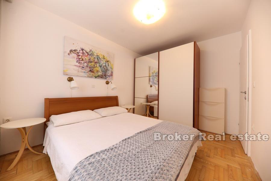 Двухкомнатная квартира с ремонтом недалеко от моря