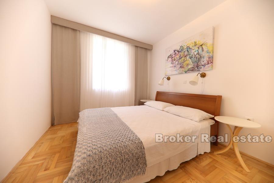 Renoviran dvosoban apartman u blizini mora